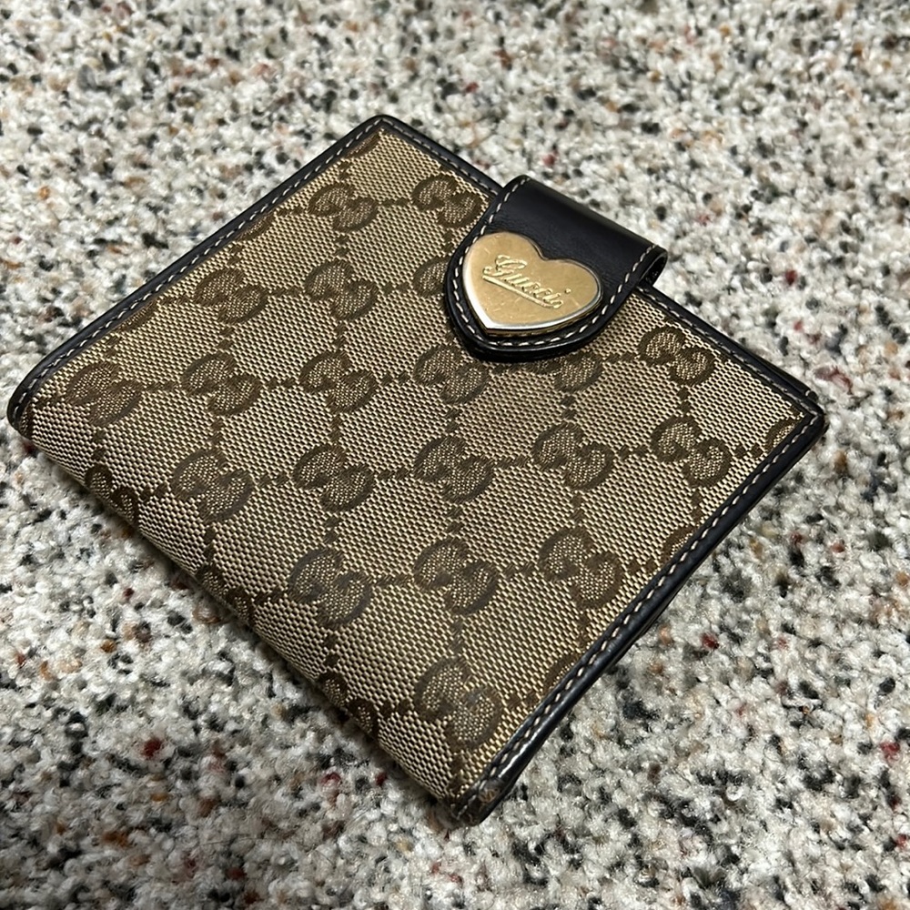 Gucci wallet EUC